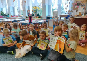 Zdjęcie grupowe – dzieci prezentują wybrane gazety.
